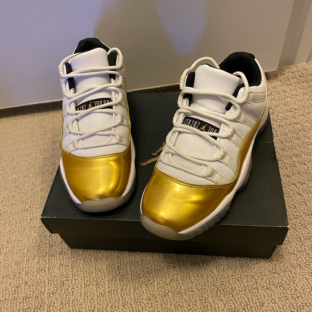 Authentic jordan 11s big kids size 4